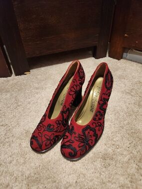 Yves Saint Laurent Red Embroidered Floral Pump